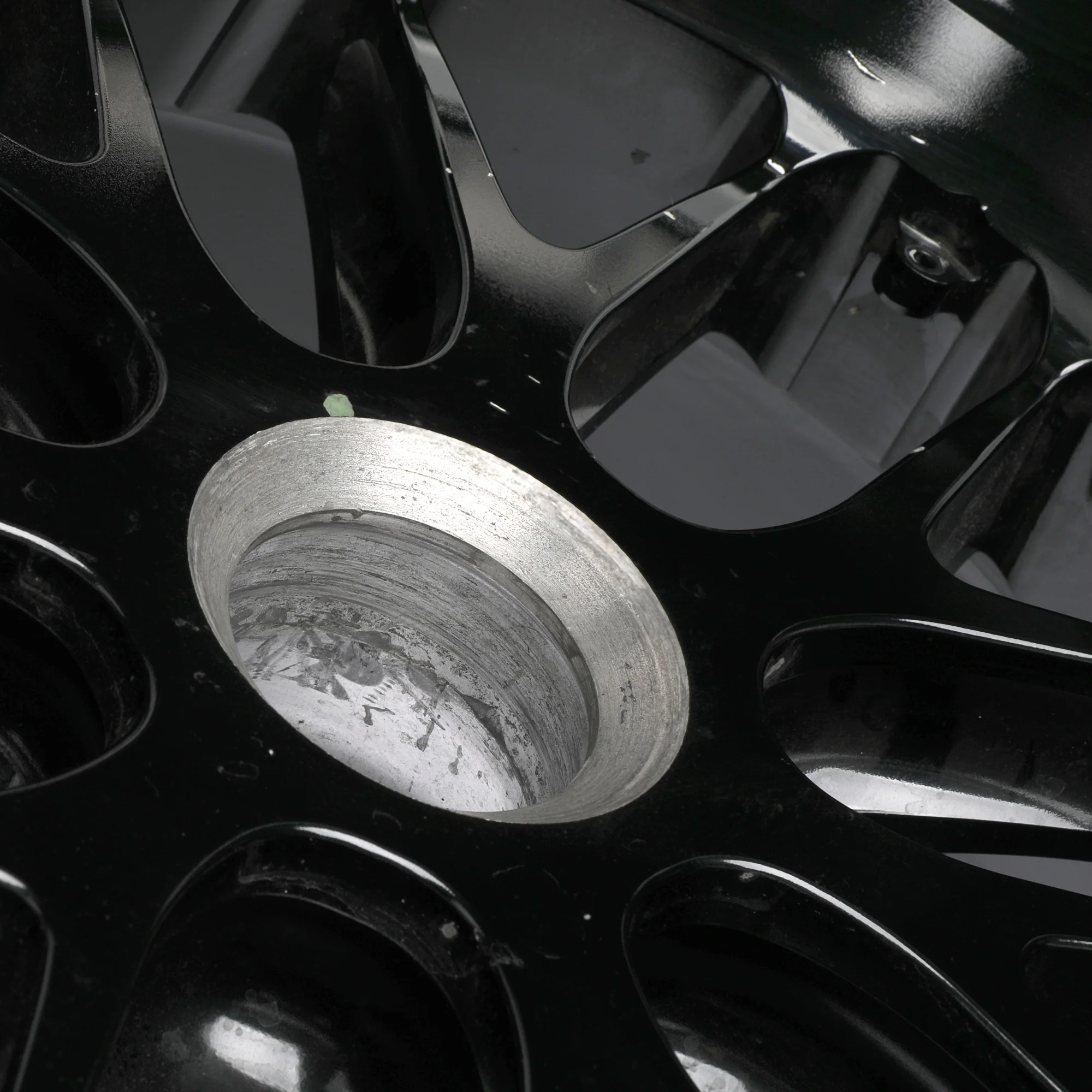 The Silverstone Auction LOT 018 - Alex Albon Williams F1 Team 2025 Rear Wheel Rim Table - British GP - Image 8