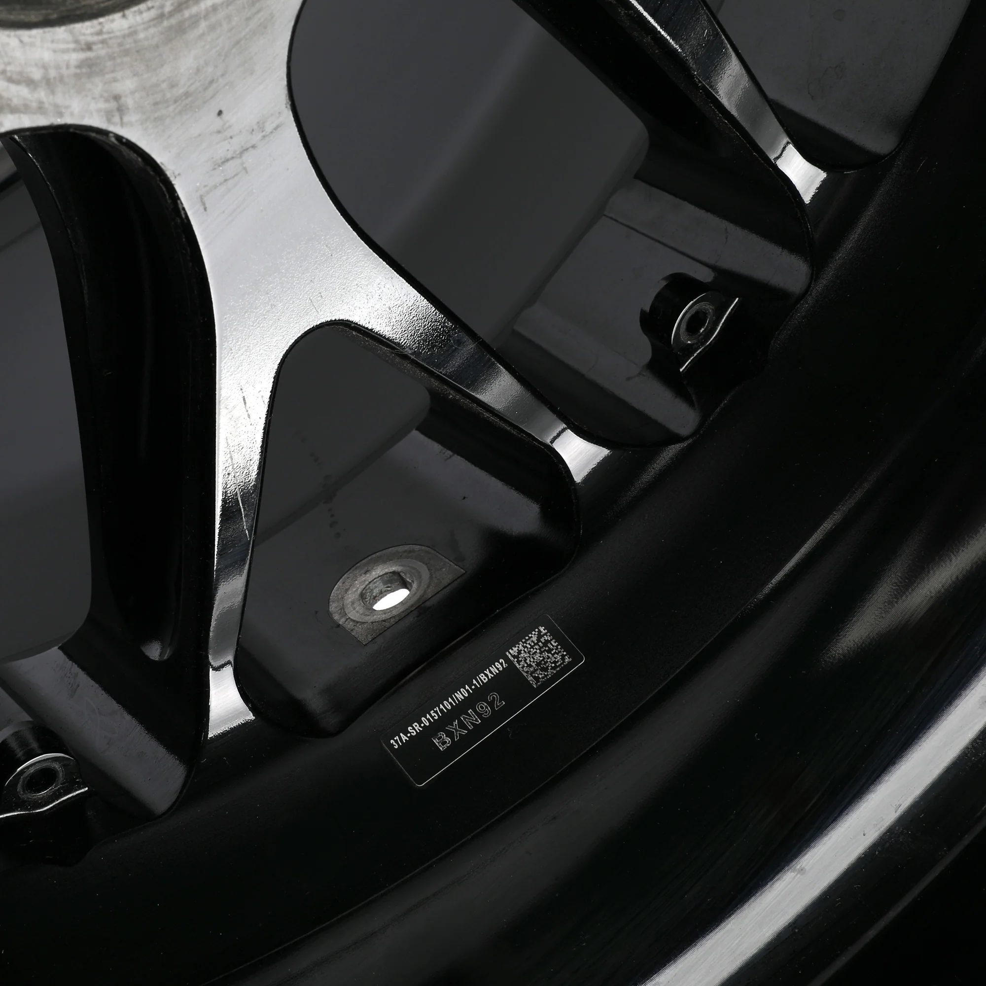 Lando Norris 2024 Grand Prix Used McLaren Formula 1 Team Rear Wheel Rim Table - Singapore GP - Image 7
